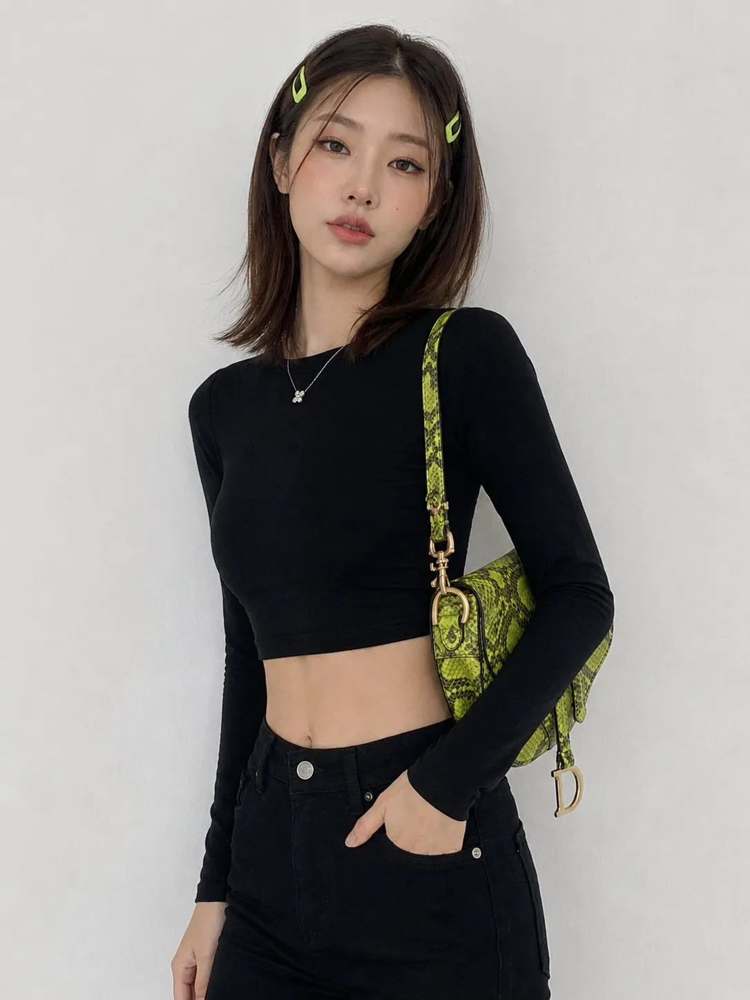 Look coréen avec sac peau serpent vert citron
