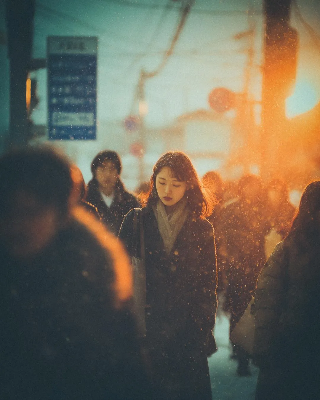 新海誠風・雪夜の東京の人混み