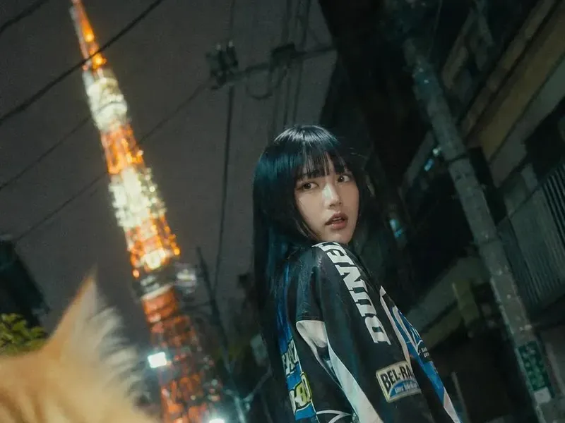 Tokyo alley cat photobomb